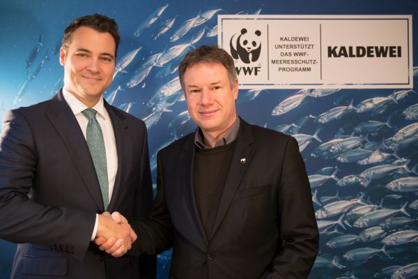 Das Bild zeigt Kaldewei-Geschäftsführer Franz Kaldewei und Christoph Heinrich, Vorstand Naturschutz beim WWF.