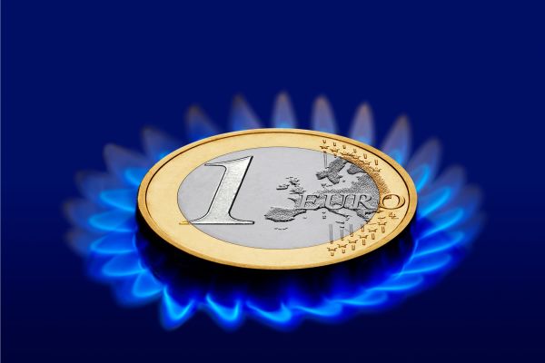 Eine Euromünze liegt auf einer Gasflamme.