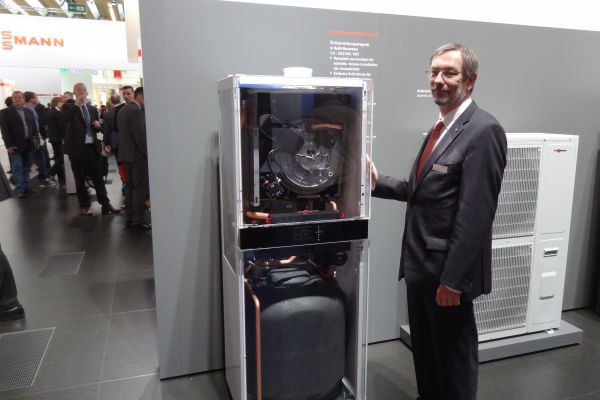 Wolfgang Rogatty und das Öl-Hybrid-Kompaktgerät„Vitolacaldens 222-F“ von Viessmann.