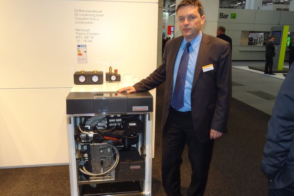 Peter Bolkart und das Gas-Brennwertgerät „WTC-OB“ von Weishaupt.
