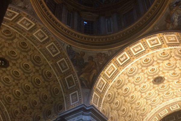 Der linke Bogen einer Kuppel wird von der alten Beleuchtung, der rechte von der neuen Beleuchtung von Osram in Szene gesetzt. 