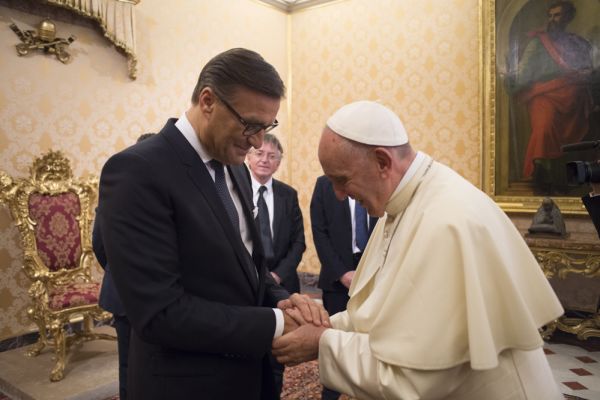 Osram-Vorstandschef Olaf Berlien mit Papst Franziskus.