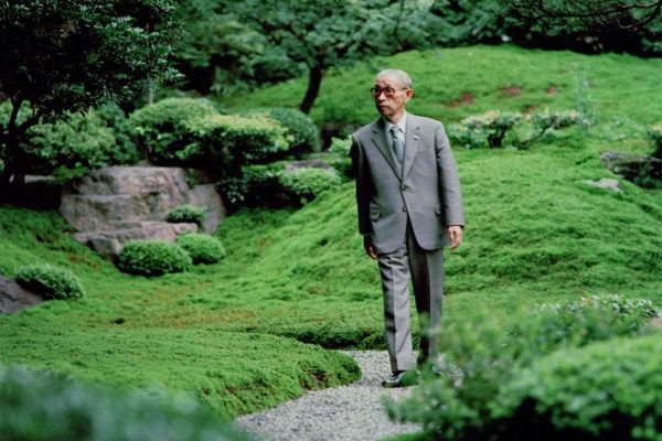 Konosuke Matsushita in einem Park.