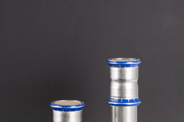Das Bild zeigt Pfeffer- und Salzmühlensets aus Original-„Mapress“-Rohren.