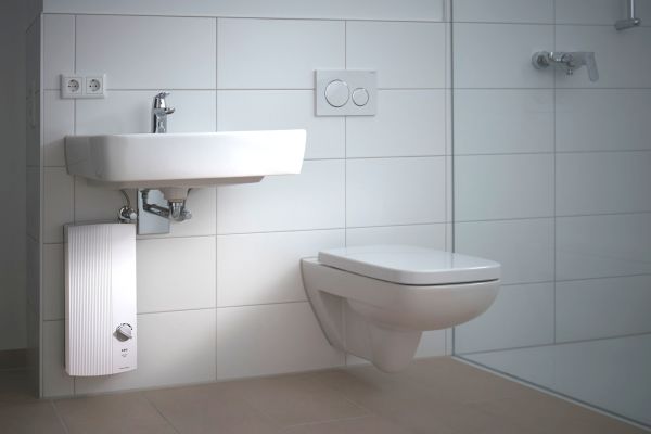Beim Einsatz von Durchlauferhitzern gilt es, lange Wege zu vermeiden, weshalb der AEG „DDLE Basis“ stets in der Nähe der Waschtischarmatur oder der Dusche angebracht ist.

