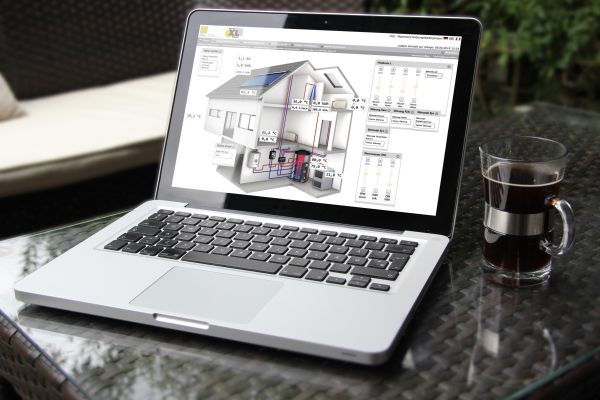 Laptop-Bildschirm mit dem Schema der Solaranlage eines Hauses.
