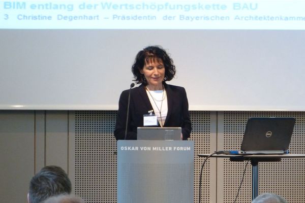 Christine Degenhardt hält das Grußwort auf dem BIM-Kongress in München.