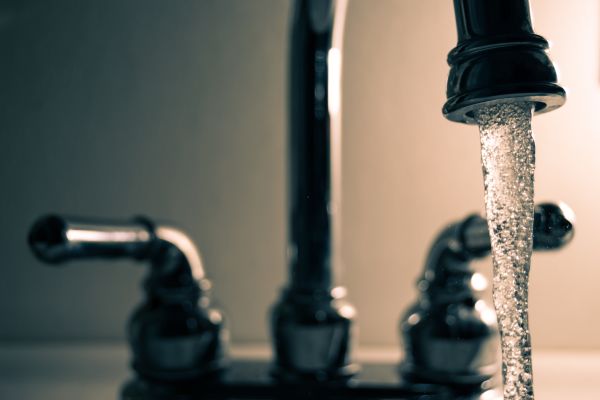 Der novellierte Entwurf der EU-Trinkwasserrichtlinie trägt nicht zur Harmonisierung der Produktanforderungen bei – sagen die Armatur-Hersteller. 