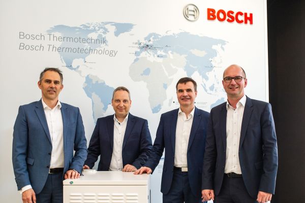Oliver Koukal, Senior Vice President Business Unit Residential Heating, Marcus Hahn Purchasing Manager bei Bosch Thermotechnik, sowie Alberto Ravagni (CEO Solidpower S.p.A) und Andreas Ballhausen (Geschäftsführer Solidpower GmbH).