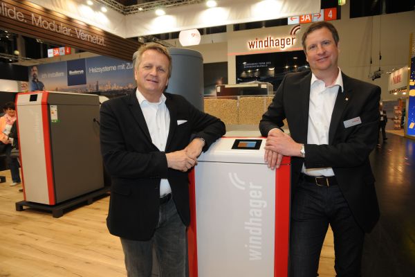 Manfred Faustmann, Geschäftsführer der Windhager Zentralheizung GmbH, sowie Vertriebsleiter Frank Geißer vor dem neuen Pelletskessel 