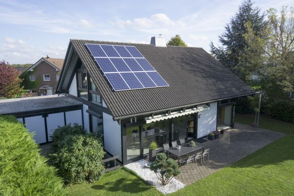 Eine Solarstrom-Anlage auf dem Dach eines Hauses.
