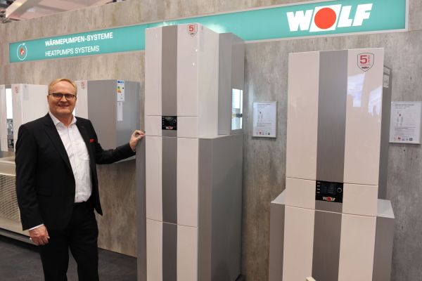 Karl-Heinz Knoll von Wolf stellt die neuen CHC Wärmepumpen-Center vor.