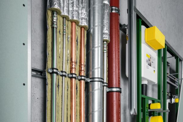Eine typische Mischinstallation: Rohrleitungen aus diversen Werkstoffen. 