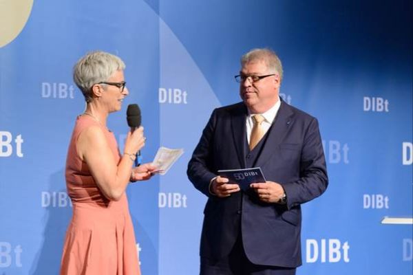 Das Bild zeigt Moderatorin Antoinette Beckert im Gespräch mit DIBt-Präsident Gerhard Breitschaft.