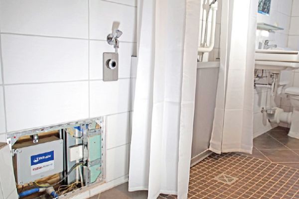 Je nach den örtlichen Gegebenheiten können bodengleiche Duschen mit einer Abwasserpumpe ausgestattet werden. 