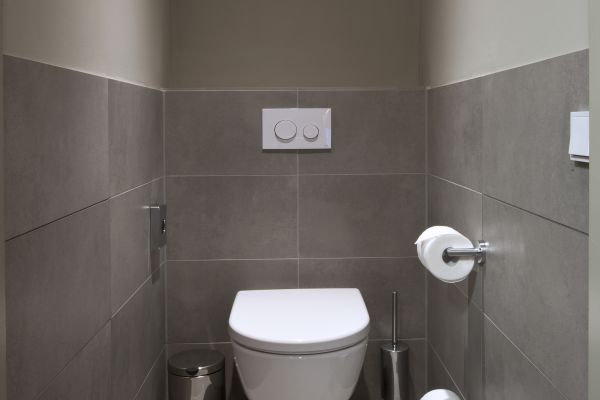 Schweizer Qualität auch am WC: Hier setzt das Hotel auf die zuverlässigen und reinigungsfreundlichen Wand-WCs der Serie „Laufen Pro“. 