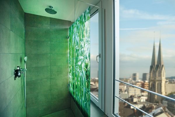 Clever gelöst: Eine Regenschauer-Dusche bietet höchstes Duschvergnügen im Tageslicht, der Nutzer ist dabei jedoch vor neugierigen Blicken von außen geschützt.