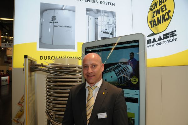 Haase Tank GmbH Projektleiter Mike Seiferheld mit einem Energiespeicher der Firma.