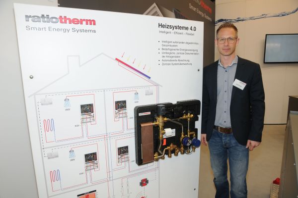 ratiotherm-Vertriebsleiter Sascha Emig erklärt eine Übergabestationen mit integrierter Wärmepumpe. 