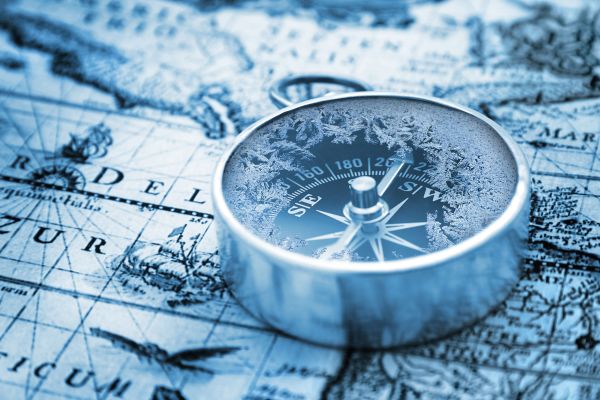 Ein Kompass auf einer Weltkarte.