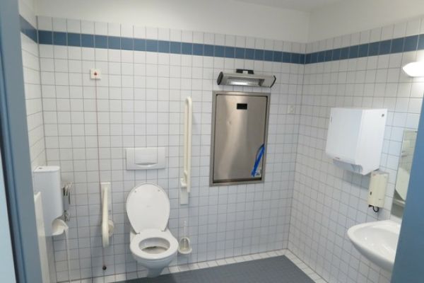 Das Bild zeigt ein Badezimmer.