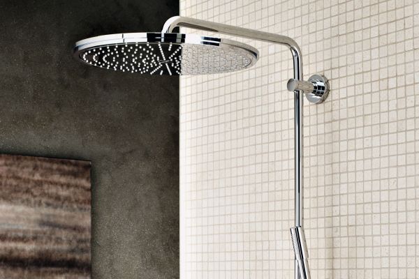 2005 sind puristisch gestaltete Regen-Duschsysteme die nächse Innovation.