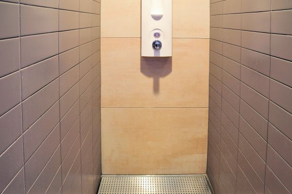 Für Sanitärbereiche, in denen die erforderlichen Rinnenmaße und Ablaufleistungen über die üblichen Duschrinnenwerte hinausgehen, empfehlen sich die Sanitär-Kastenrinnen von ACO Haustechnik.