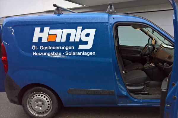 Ein Transporter der Firma Hanig aus Winnenden von der Seite.