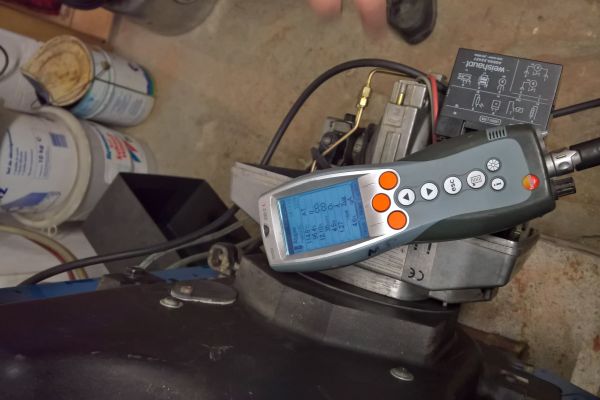 Ein Abgasmessgerät auf einem Ölbrenner.