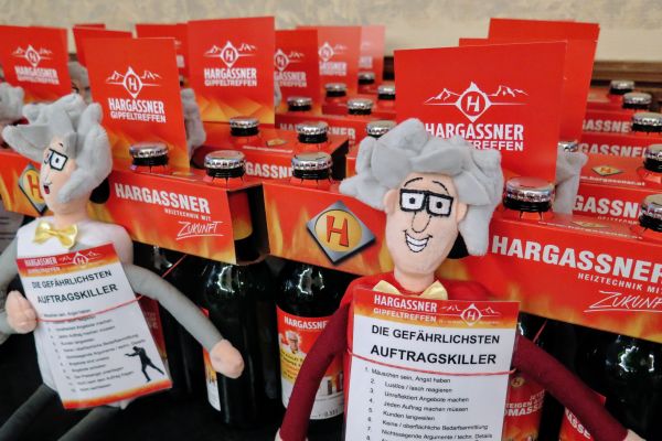 Hargassner-Bierflaschen mit dem Hargassner-Maskottchen und Verkaufstipps.