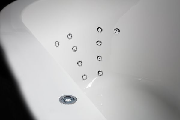 Das Bild zeigt Düsen in einer Badewanne.