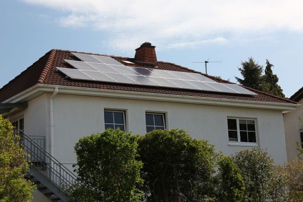 Ein Haus mit einer Solaranlage auf dem Dach.