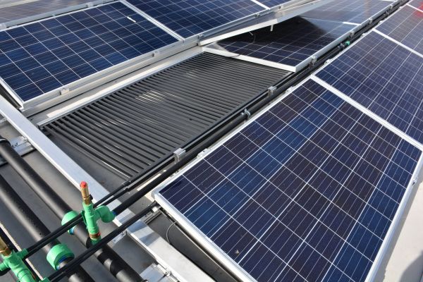 Photovoltaikmodule auf einem Dach.