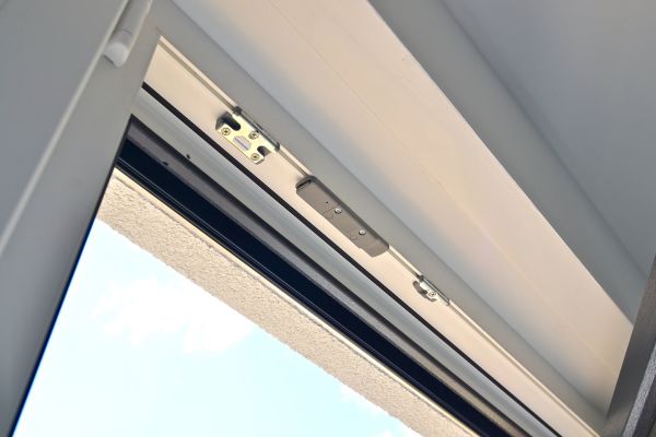 Fensterkontakt einer Hausautomationslösung an einem Fenster.