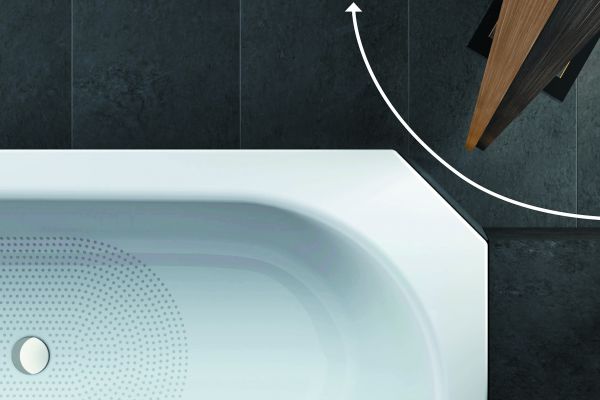 Wenn der Schwenkbereich einer Türe den bündigen Einbau einer Bade- oder Duschwanne verhindert, schaffen Eckabschnitte Abhilfe, die Bette ab Werk ausführt.
