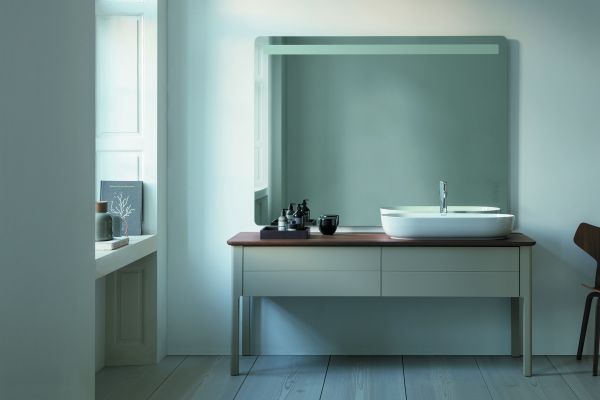 Das neue Weiß im Badezimmer? Grau ist der aktuelle gemeinsame farbliche Nenner im Badezimmer ─ sogar mit Zeitlosigkeitseffekt. 