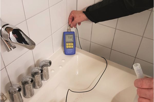 Das Bild zeigt ein Messgerät an einer Badewanne.