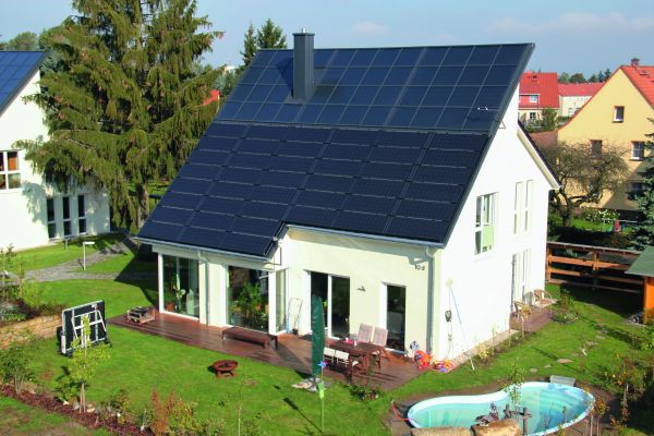 Außenansicht eines energieautarken Hauses mit Solarkollektoren