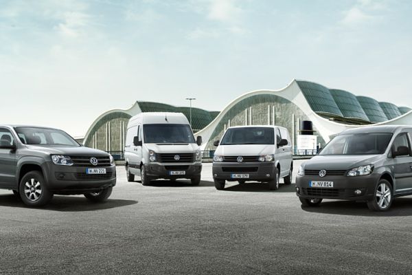 Das Bild zeigt einen asphaltierten Platz, auf dem sich vier Nutzfahrzeug-Modelle von Volkswagen befinden.