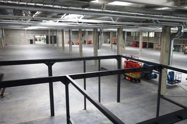 Blick in eine von drei „digitalen“ Fabrikationshallen mit je 11.000 m2. Im Vordergrund das Gerüst einer künftigen „Meisterbude“. 