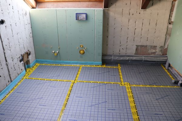 Raum mit Folie für das Aufbringen einer Fußbodenheizung.