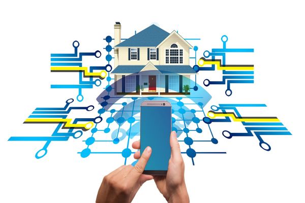 Grafik eines Hauses mit verschiedenen Leitungen, eine Hand hält ein Smartphone davor.