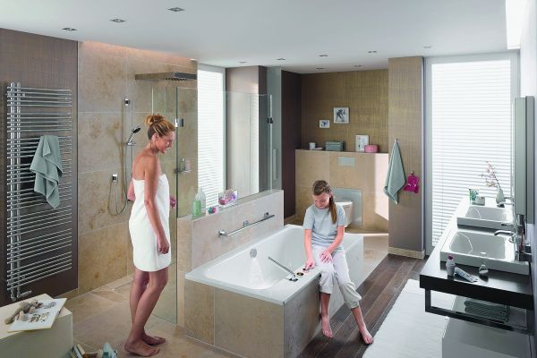 Das Bild zeigt eine Frau zwischen Duschwand und Badewanne.