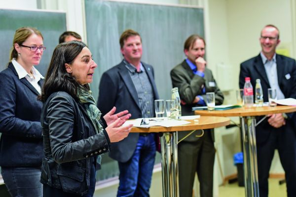 Das Bild zeigt Professorin Dr. Irene Müller und weitere Teilnehmer.