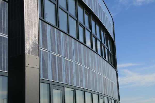 Photovoltaik-Module an einer Gebäudefassade.