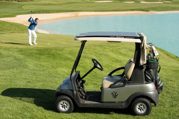 Golfcart auf einem Golfplatz.