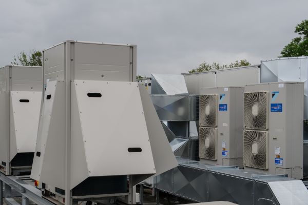 VRV-Wärmepumpen und Lüftungsanlagen auf einem Dach.