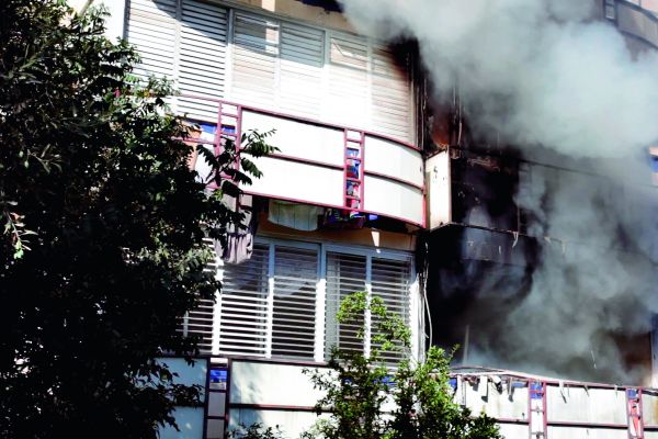 Ein Brand in einem Gebäude mit starker Rauchentwicklung.