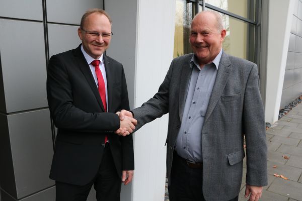 Das Bild zeigt Martin Thiel und Dr. Wieland Pavel.